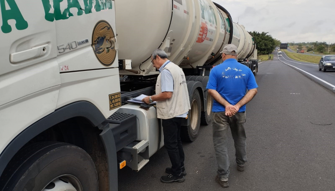 Em Jales, Ipem-SP fiscaliza veículos que transportam produtos perigosos e cronotacógrafos na rodovia Euclides da Cunha